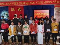 Công ty TNHH MTV Á Việt hỗ trợ cho học sinh chịu thiệt hại do bão số 9
